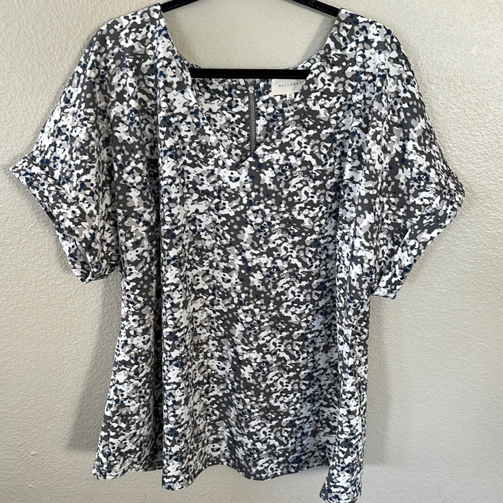 Melloday Zip Back Cuff Sleeve Top in Gray, Blue and White Print Size 1X